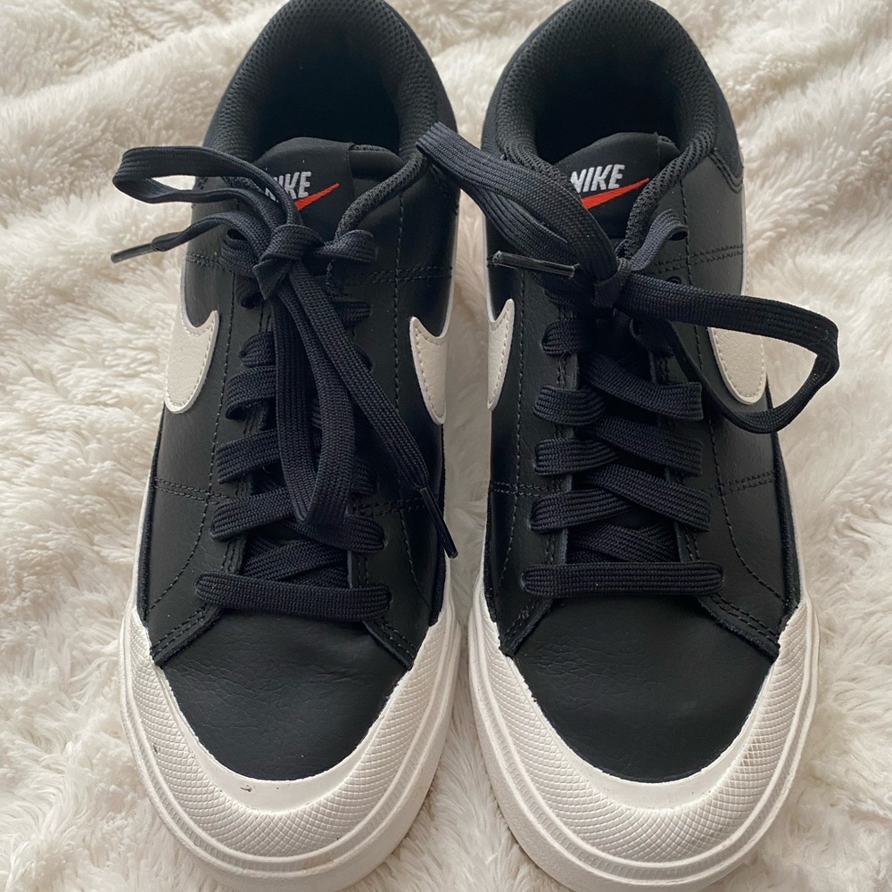 Nike sneakers  color black size 6